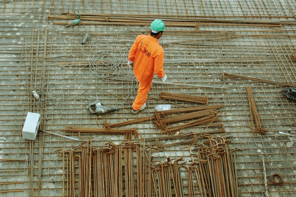 homme marchant sur un chantier de construction